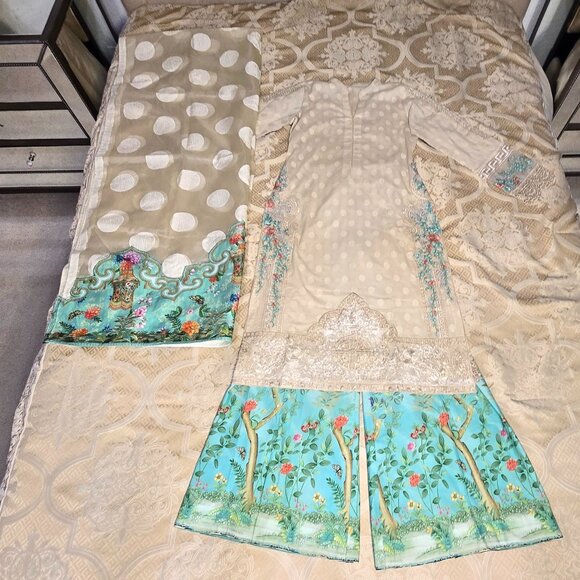 Maria b 3 Piece Lawn Suit - Picture 8 of 13